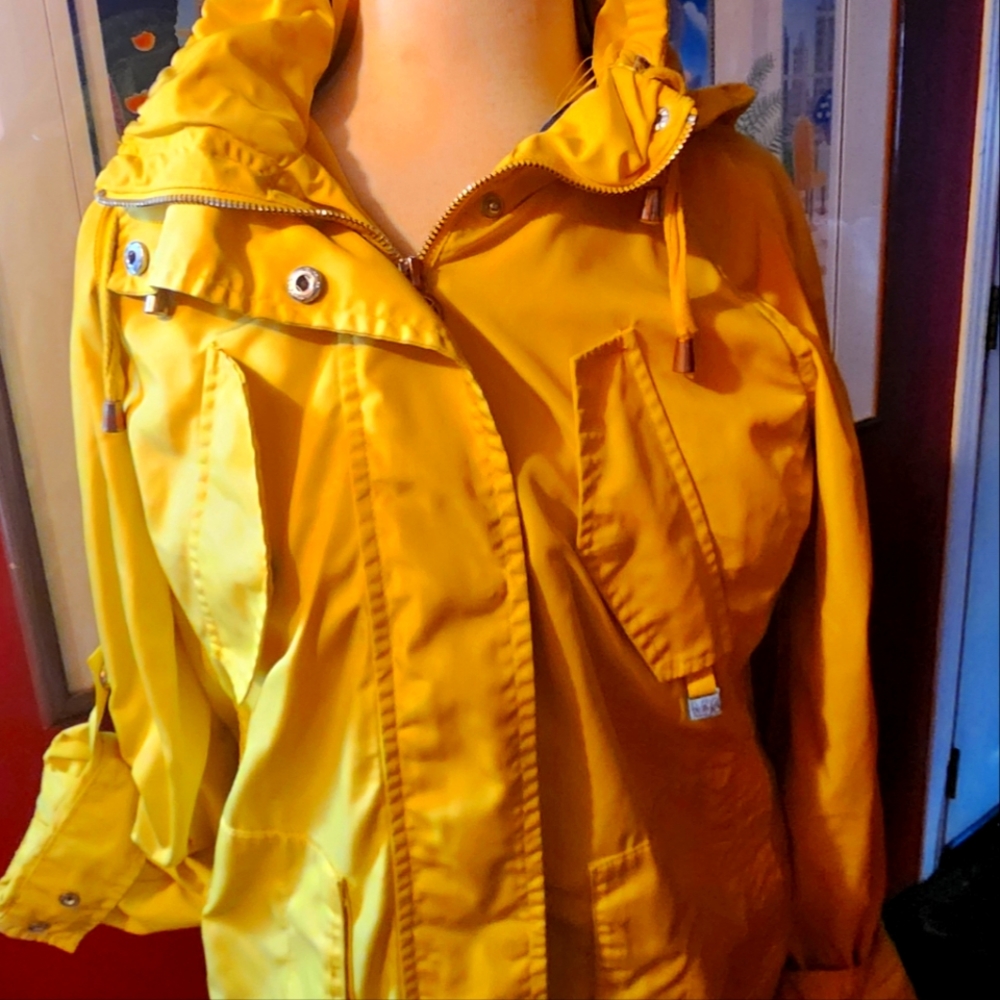 MK short hooded raincoat